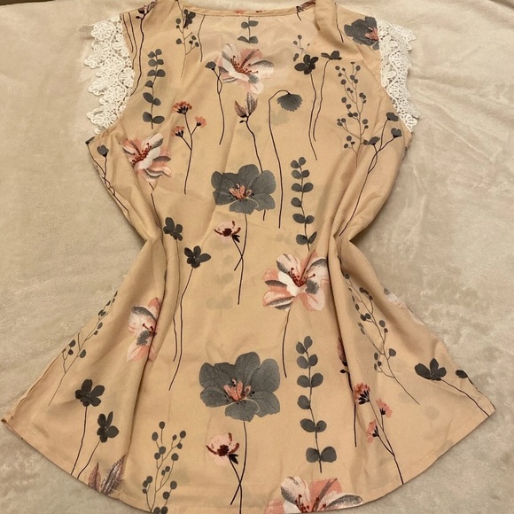 SHEIN Cream Floral Blouse with White Lace Sleeves - Picture 14 of 14